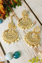 Load image into Gallery viewer, Kehira Kundan Earrings and Maang Tika Pair freeshipping - CASA ROZEN