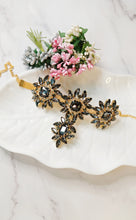 Load image into Gallery viewer, Fasaan Dazzling Grey Choker Set freeshipping - CASA ROZEN